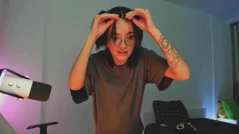 Snapshot of 2b_ chatting on 4, 11, 2025 Sasha weekend from 14 to 27 November online show from 4, 11, 2025