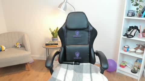 Bella Evans online show from 8, 2, 2025