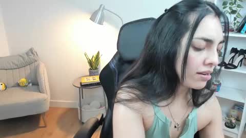 Bella Evans online show from 3, 3, 2025