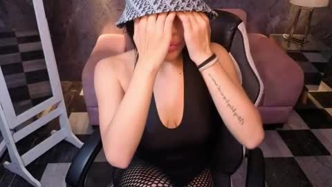 Snapshot of _charlottee_b chatting on 8, 4, 2026 _charlottee_b online show from 8, 4, 2026