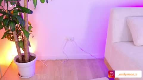 Snapshot of _emilymoon_x chatting on 4, 4, 2026 Emi online show from 4, 4, 2026