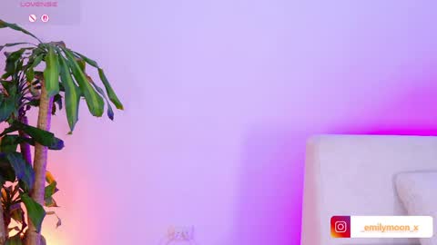 Snapshot of _emilymoon_x chatting on 6, 4, 2026 Emi online show from 6, 4, 2026