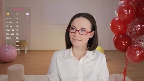 Snapshot of _female_essence_ chatting on 22, 9, 2025 Essie online show from 22, 9, 2025