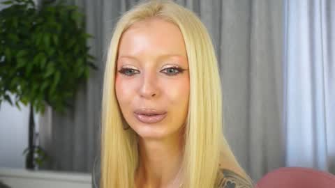 Snapshot of _honeymoney chatting on 4, 3, 2026 Lana online show from 4, 3, 2026