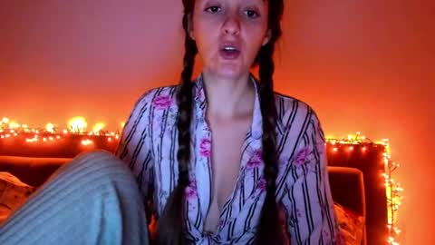 _just_a_simple_girl online show from 15, 10, 2025