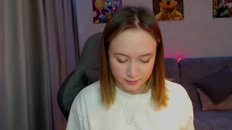 _lalune_ online show from 4, 3, 2025