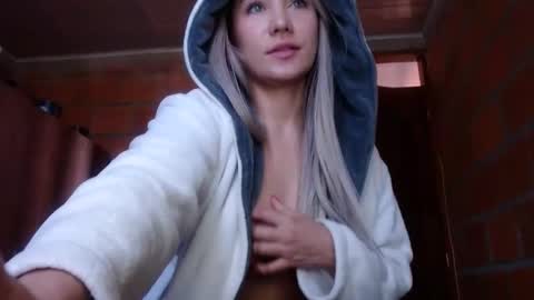 Snapshot of _lunablondie_ chatting on 15, 1, 2025 _lunablondie_ online show from 15, 1, 2025