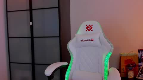 Mia with a big heart  online show from 27, 1, 2025