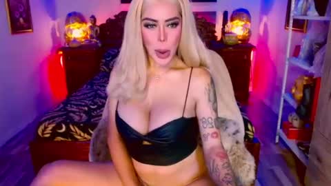 Hi my name is selinaim glad to meet everyone here  online show from 7, 7, 2026