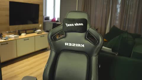 OLIVERpvt is open online show from 12, 9, 2025