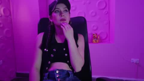 Yuyi online show from 10, 11, 2025