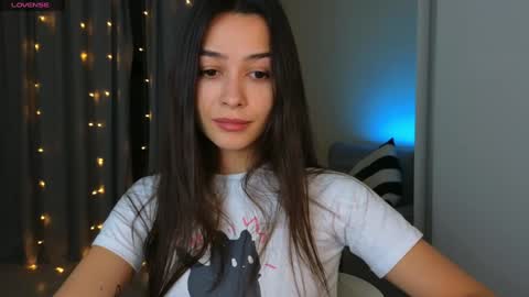 Snapshot of a_p_p_l_e chatting on 1, 1, 2025 Mila and Jess online show from 1, 1, 2025