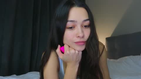 Snapshot of a_p_p_l_e chatting on 17, 2, 2025 Mila and Jess online show from 17, 2, 2025