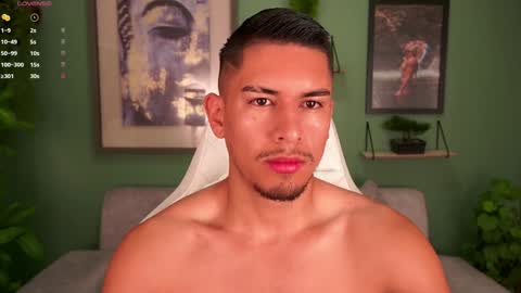 Snapshot of aaronfox_ chatting on 8, 2, 2025 AARON online show from 8, 2, 2025