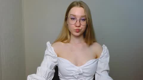 Abby Lovense is active online show from 21, 2, 2026