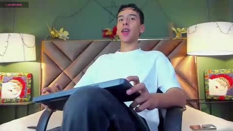 Snapshot of aiden_royce chatting on 14, 12, 2025 aiden_royce online show from 14, 12, 2025