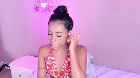 Snapshot of alahia_betancur chatting on 4, 3, 2025 Alahia  online show from 4, 3, 2025