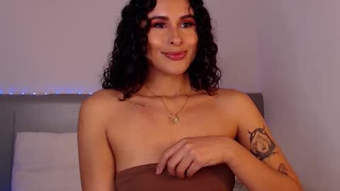 Snapshot of alejandraray chatting on 8, 11, 2025 Danna Ray online show from 8, 11, 2025