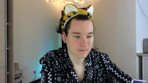 FAVORITE online show from 9, 1, 2025