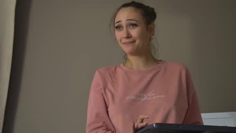 Snapshot of alice_munro chatting on 9, 10, 2025 AliceMunro online show from 9, 10, 2025