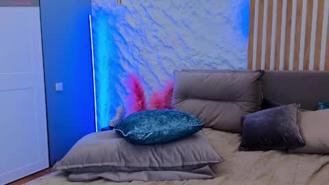 Your sweet Alice INST alicebellies online show from 18, 4, 2026