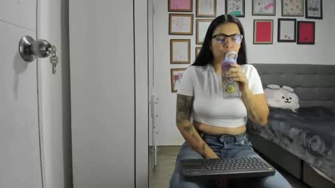 Snapshot of alicia_rainbow chatting on 27, 5, 2026 alicia_rainbow online show from 27, 5, 2026
