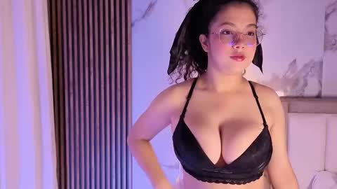 Snapshot of alicialevy chatting on 30, 11, 2025 LUNA online show from 30, 11, 2025