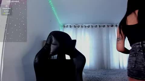 aliice_walker_ online show from 18, 11, 2025