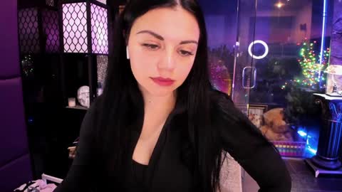 Snapshot of alma_pearl chatting on 12, 10, 2025 Alma online show from 12, 10, 2025