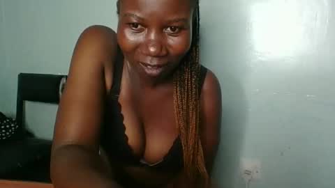 Snapshot of am_creme_delight chatting on 18, 4, 2026 am_creme_delight online show from 18, 4, 2026