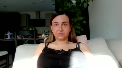 Snapshot of amber_bee chatting on 21, 10, 2025 Elena online show from 21, 10, 2025