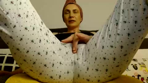 Snapshot of ameliaisme chatting on 13, 10, 2025 AME  or  Amelia online show from 13, 10, 2025