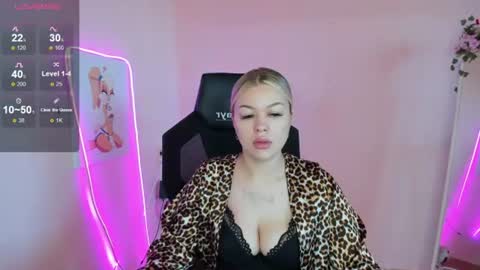 Snapshot of ameliepeach chatting on 19, 6, 2026 Amelie online show from 19, 6, 2026