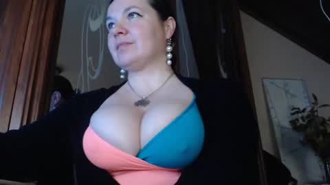 Snapshot of amorelara chatting on 5, 12, 2024 amorelara online show from 5, 12, 2024