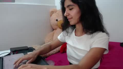 Anahi Browns online show from 3, 8, 2026