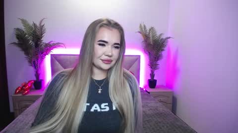 anastacyyellig online show from 9, 10, 2025