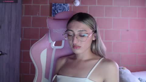 Snapshot of andrea_camila chatting on 10, 9, 2025 Andrea  online show from 10, 9, 2025