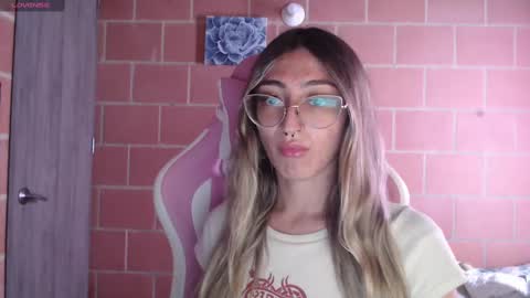 Snapshot of andrea_camila chatting on 28, 10, 2025 Andrea  online show from 28, 10, 2025