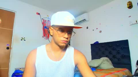 Snapshot of andreswhite_shotoflust chatting on 10, 6, 2026 andreswhite_shotoflust online show from 10, 6, 2026