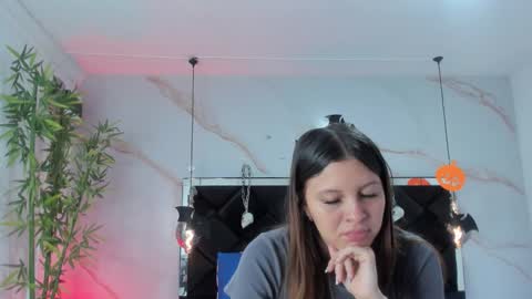 Snapshot of angelaa_cute chatting on 28, 10, 2025 ANGELA online show from 28, 10, 2025