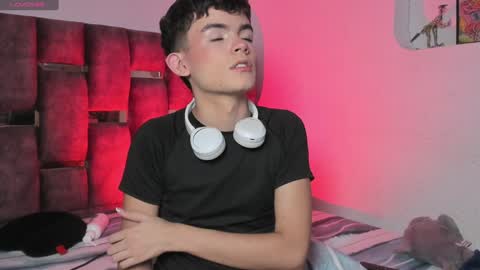 Snapshot of angelocute_ chatting on 4, 1, 2025 Angelo I work from home this is my room online show from 4, 1, 2025