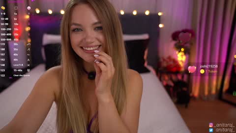 Im Anita thumb up me please its important online show from 18, 9, 2025