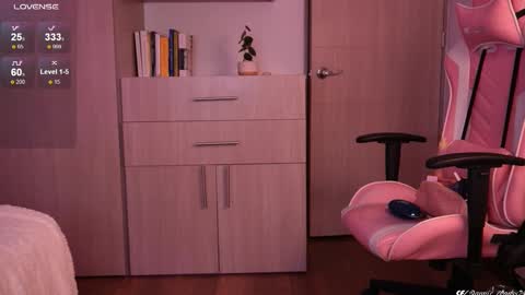 Snapshot of annie_evans24 chatting on 4, 3, 2025 Annie Evans online show from 4, 3, 2025