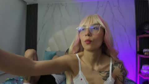 Snapshot of annieandleandro chatting on 4, 2, 2026 Annie And Leandro online show from 4, 2, 2026