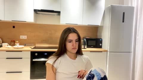 Snapshot of annisguion chatting on 29, 10, 2025 Leila Bruno online show from 29, 10, 2025