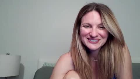 Snapshot of ansleypage chatting on 3, 5, 2026 heyitsansley online show from 3, 5, 2026