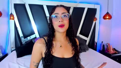 A N T O N E L L E  online show from 20, 2, 2025