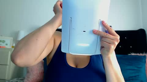 Snapshot of april_harrys chatting on 5, 3, 2025 April online show from 5, 3, 2025