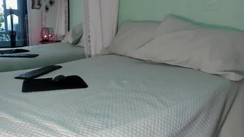 Nadia Cyel online show from 27, 10, 2025