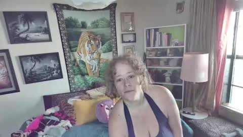 Snapshot of arielabai chatting on 7, 10, 2025 Arielle Ari online show from 7, 10, 2025